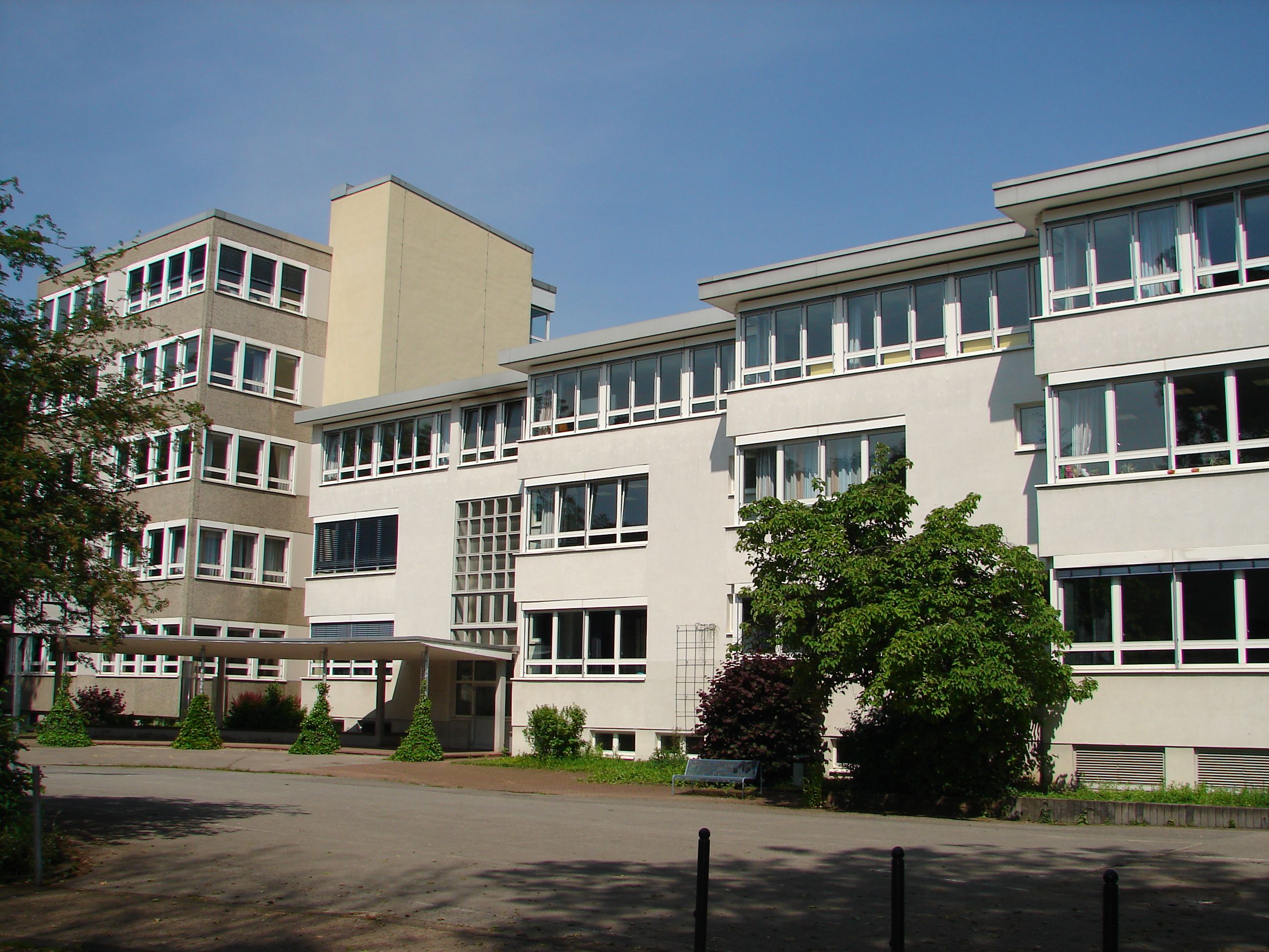 Das Gebäude der Sekundarstufe vom Schulhof aus gesehen.