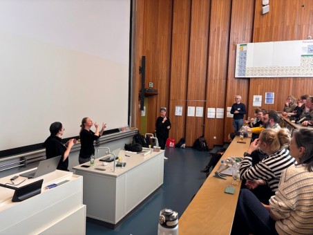 Die Referentinnen am Pult des Hörsaals.