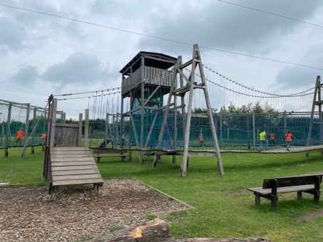 Kletterburg auf einem Spielplatz aus Holz.