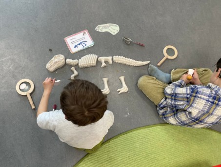 Kinder untersuchen Dino-Knochen.