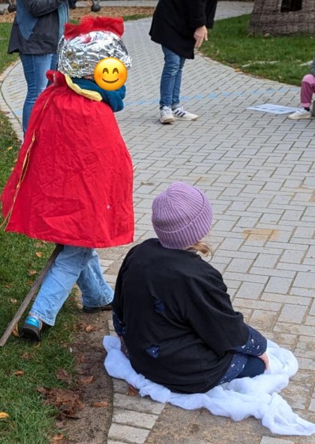 KInder stellen St. Martin und den armen Mann dar.