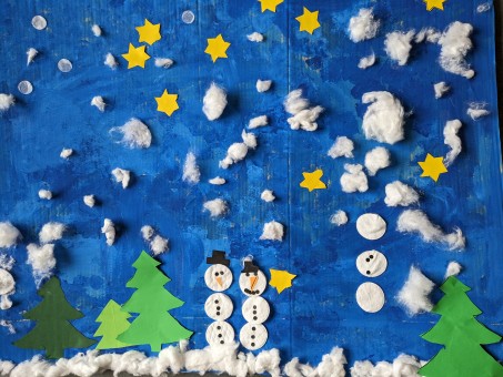 Das Gemeinschaftsbild zeigt zwei Schneemänner in einer Winternacht.