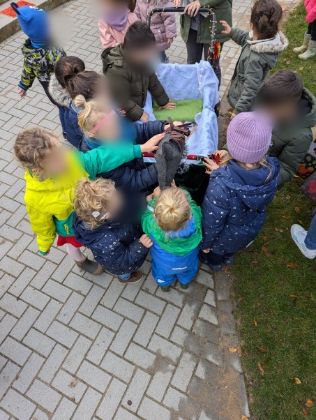 Kinder stehen um den Martinswagen herum.