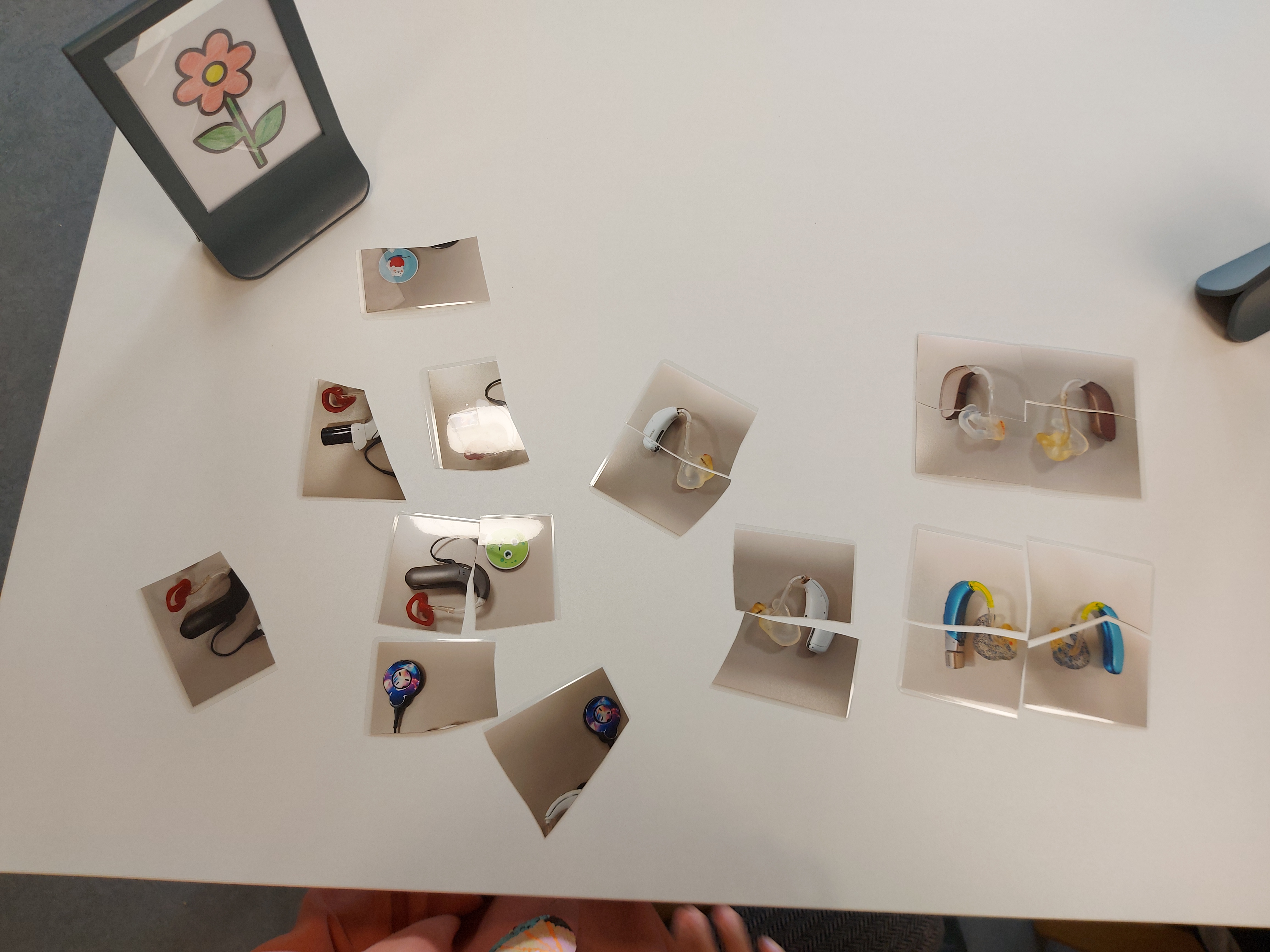 Puzzleteile mit Bildern von Hörhilfen.