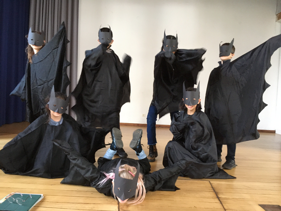 Bild der Musical-AG mit Kindern in Fledermauskostümen