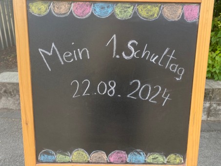 Tafel mit der Aufschrift " Mein 1. Schultag 22.08.2024".