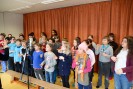 Viele Kinder singen ein Lied und werden aufgenommen.
