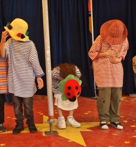 Die Clowns verbeugen sich.