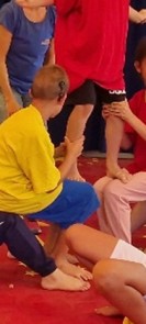 Mehrere Kinder bilden eine Menschen-Pyramide.