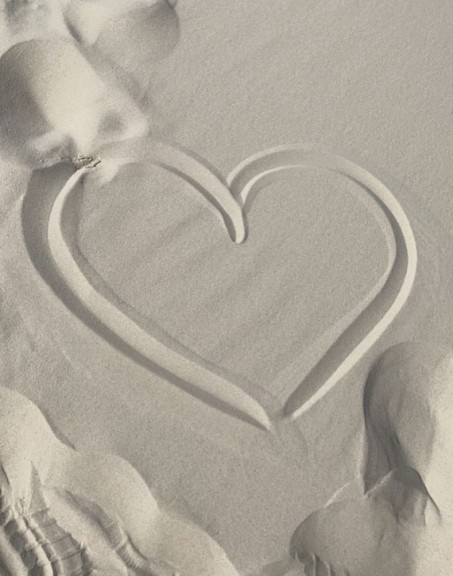 Ein Herz in den Sand gemalt.