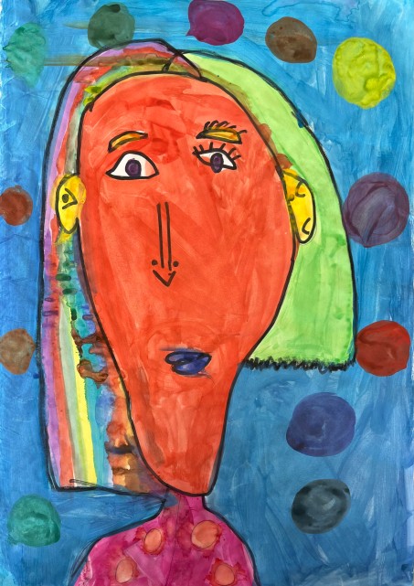 Ein gemaltes Gesicht mit bunten Haaren,