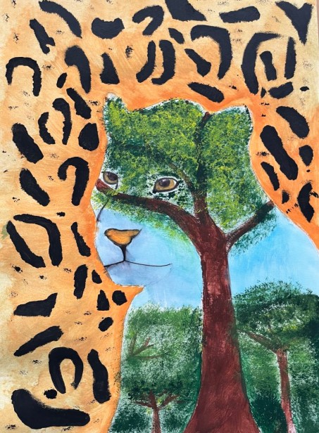 Hintergrund: Leopardenmuster, Vordergrund: Silhouette eines Leoparden ausgemalt mit Bäumen, Büschen und Himmel.