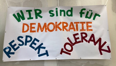Banner: Wir sind für Demokratie, Respekt, Toleranz.