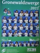 Ein Poster mit dem deutschen Fingeralphabet dargestellt durch die Kinder des Kindergartens.