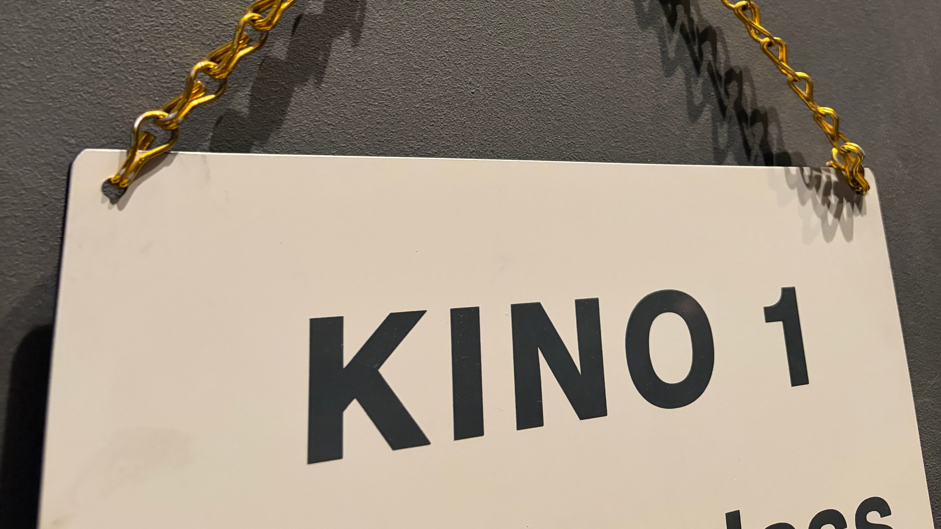 Blick auf Nahansicht eines Schilds am Eingang des Saal. Lesbarer Text: "Kino 1"