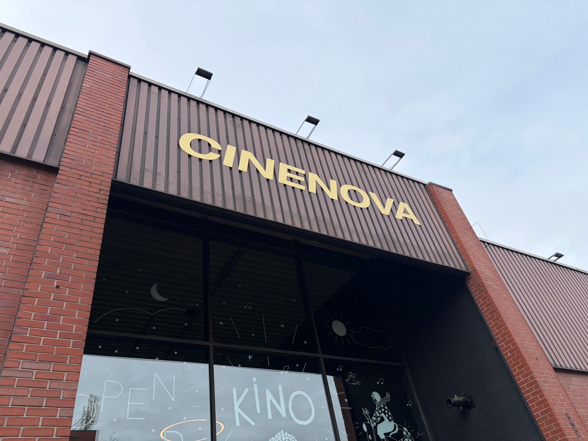 Außenansicht des Eingangs in das CINENOVA-Kino