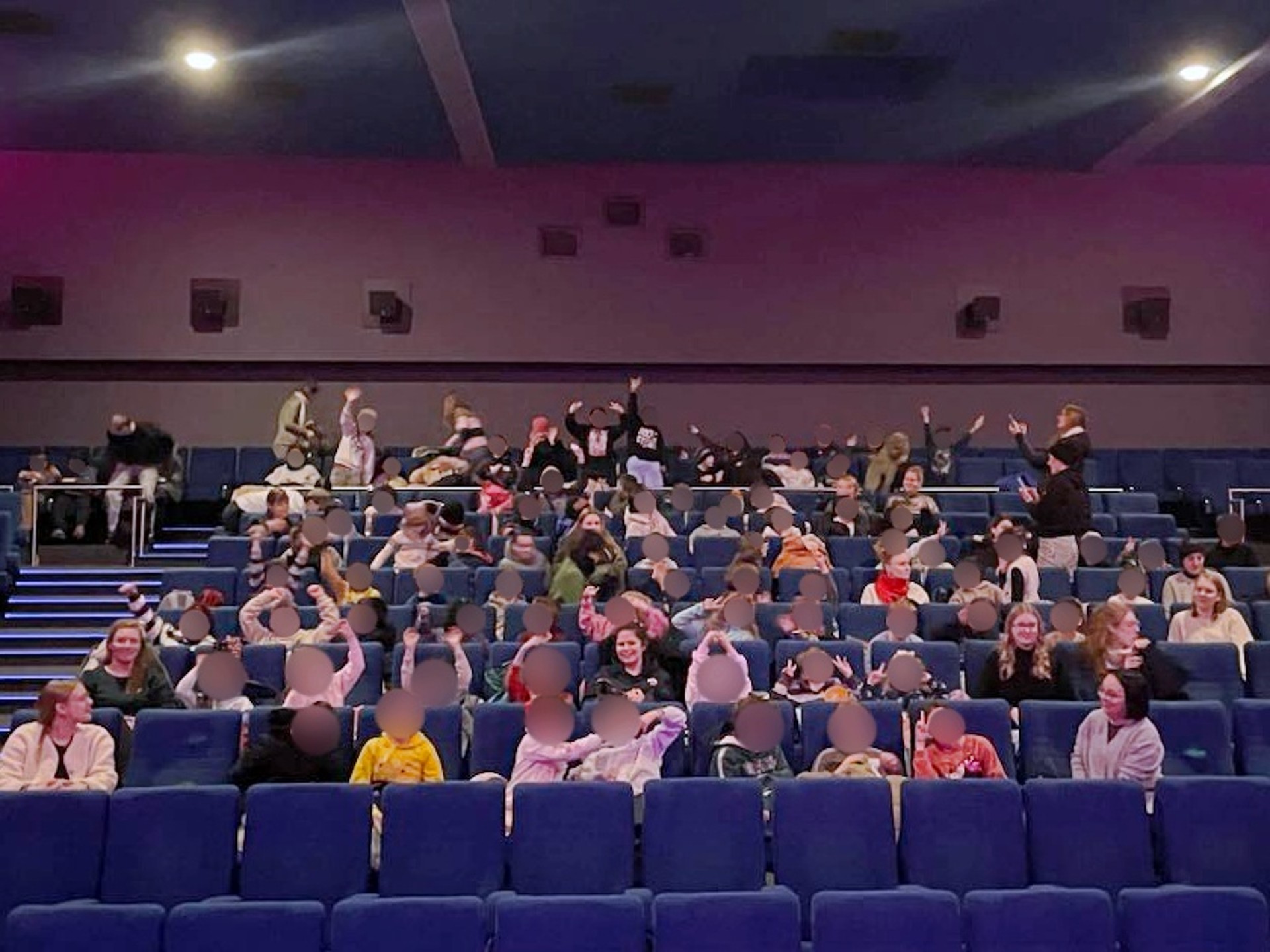 Blick von der Leinwand in den Kinosaal voller Kinder und Erwachsene der Primarstufe