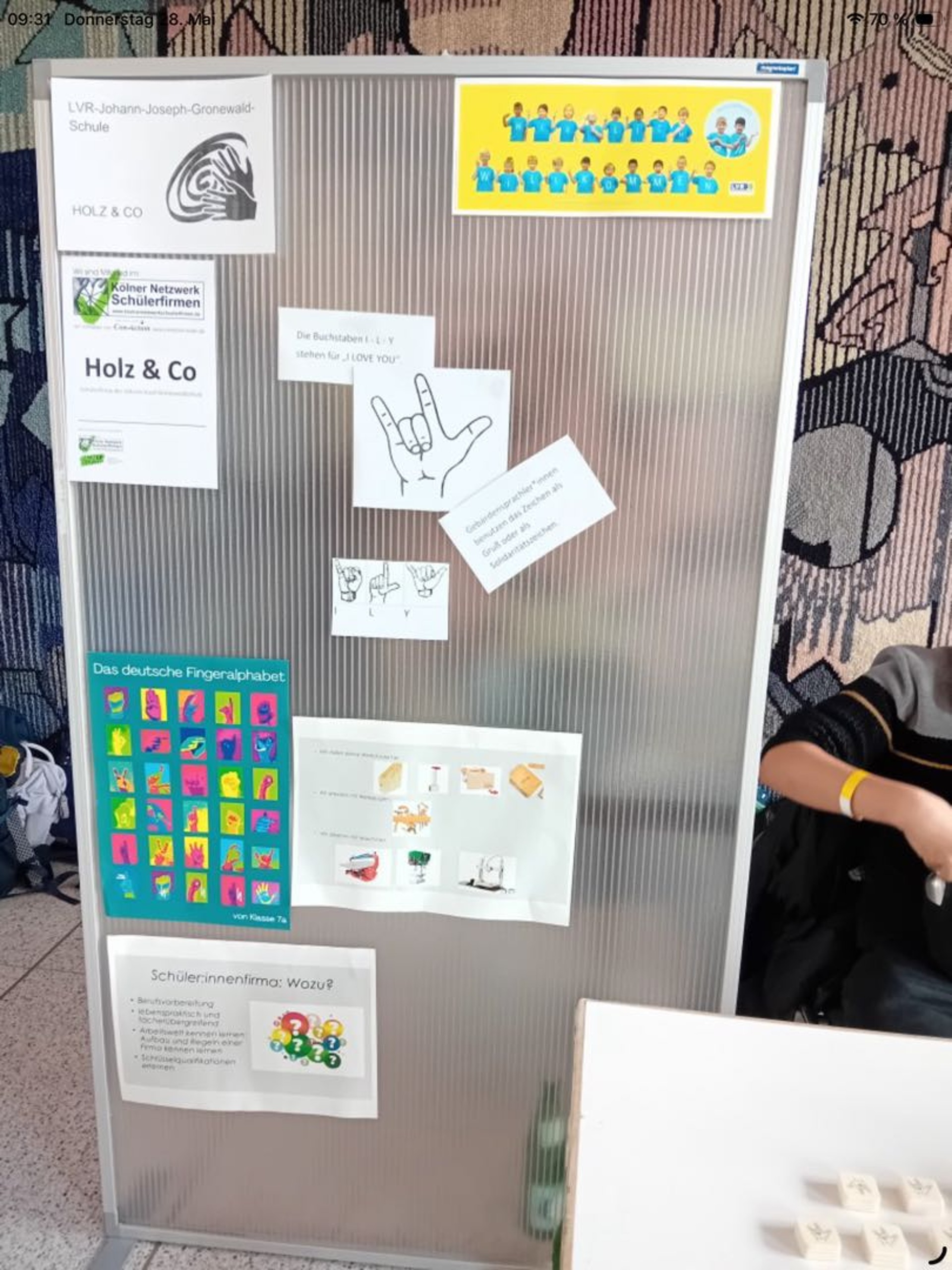 Eine Stellwand mit Informationen zur Schülerfirma Holz&Co.