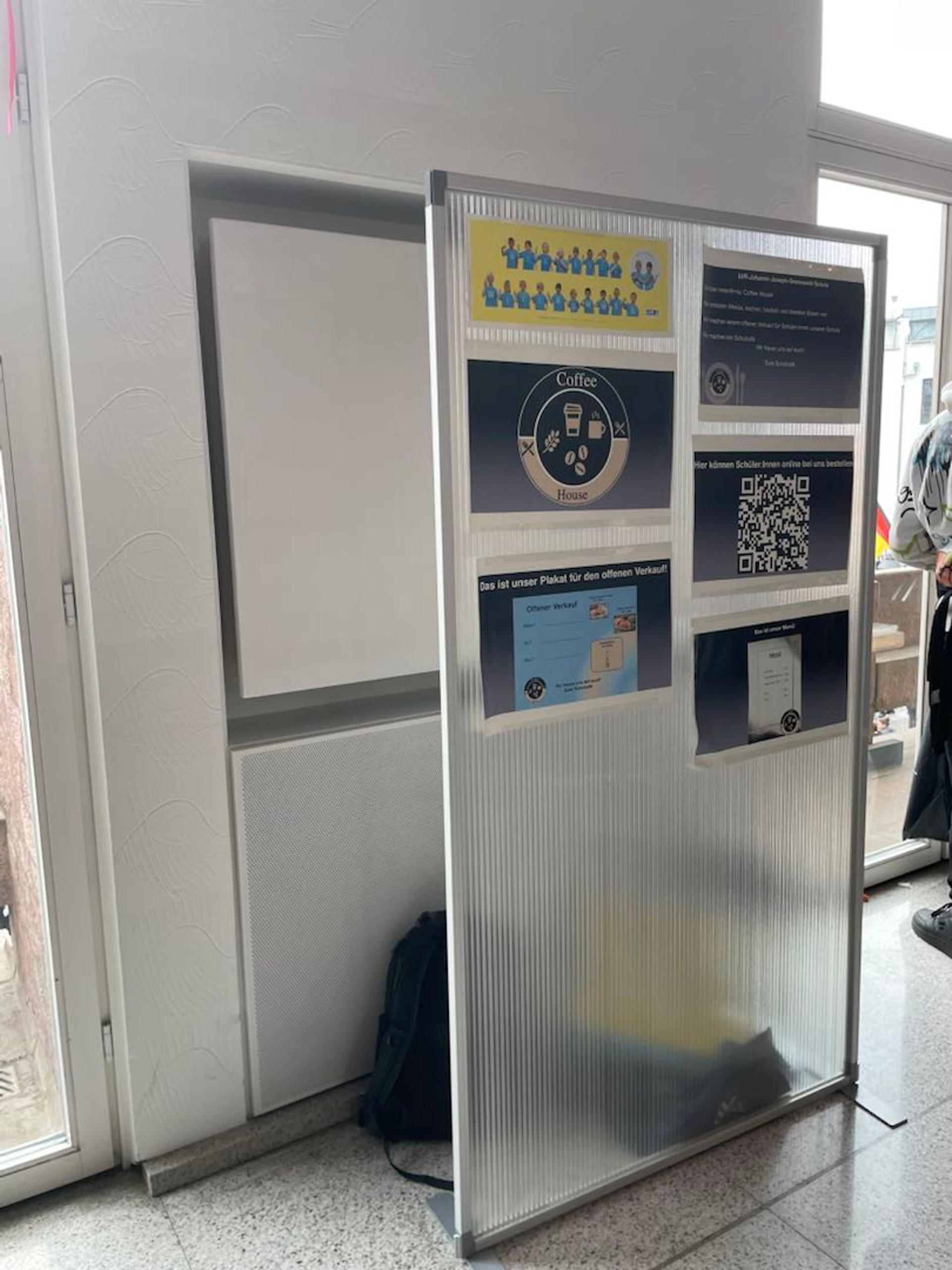 Eine Stellwand mit Informationen zur Schülerfirma Coffee-House.