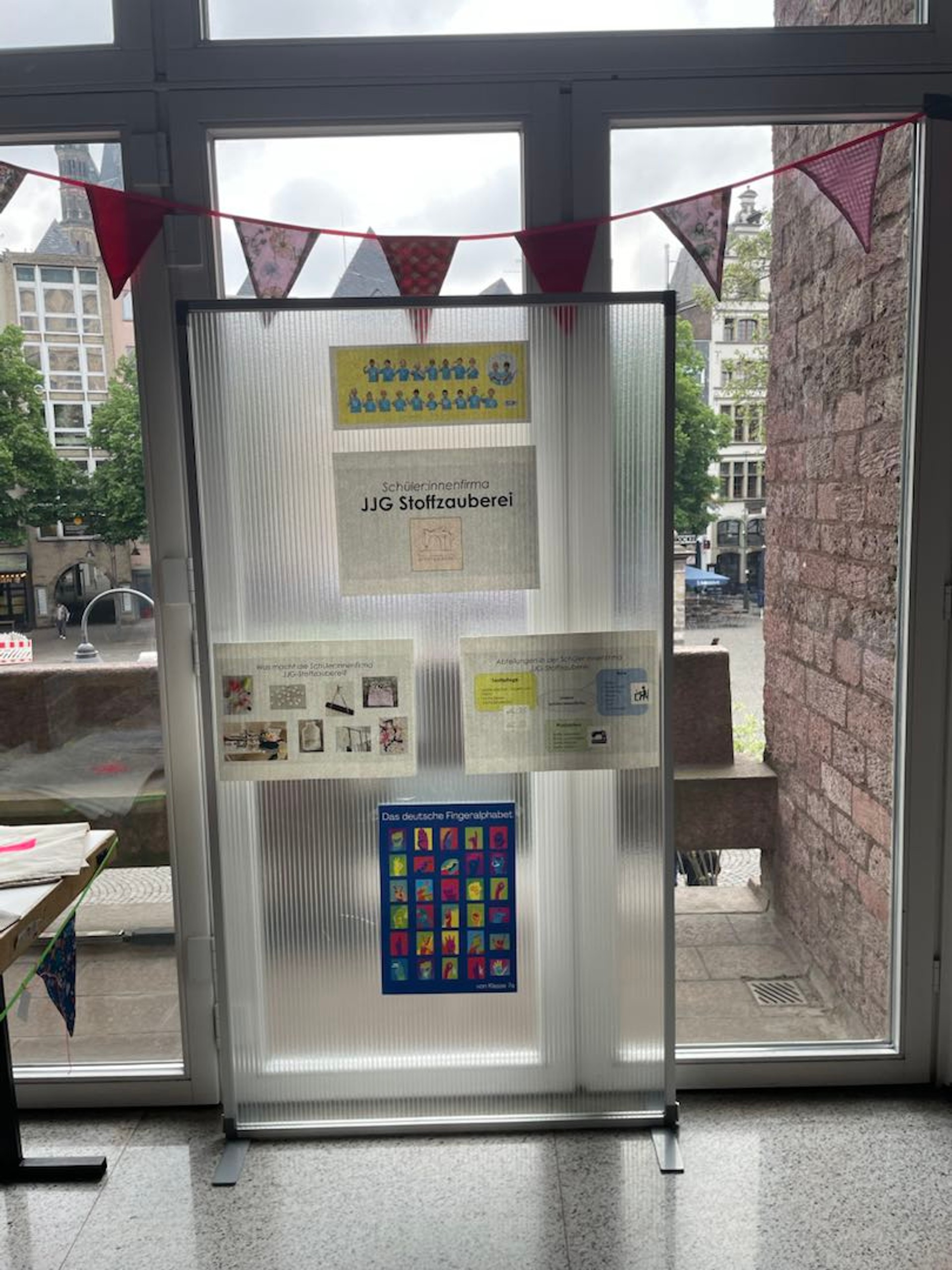 Stellwand mit Informationen zur Schülerfirma Stoffzauberei.
