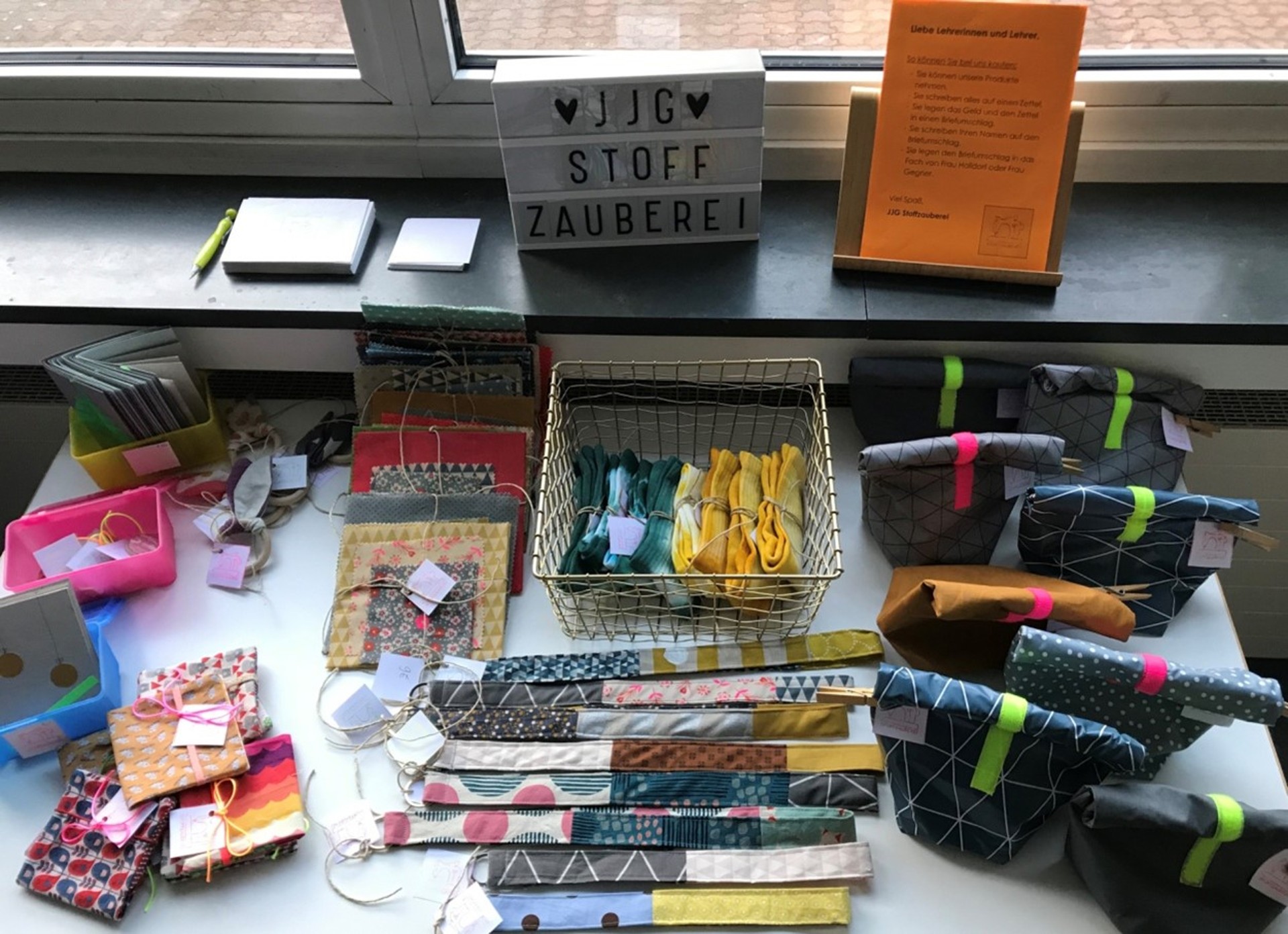 Ein Tisch mit selbstgenähten Kleinigkeiten aus bunten Stoffen