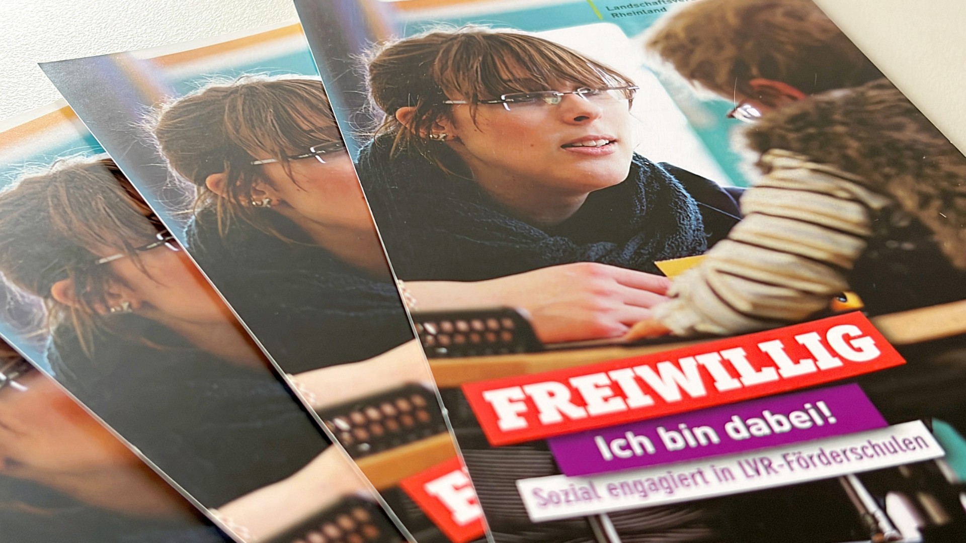 Vier Broschüren: "Freiwillig. Ich bin dabei! Sozial engagiert in LVR-Förderschulen.