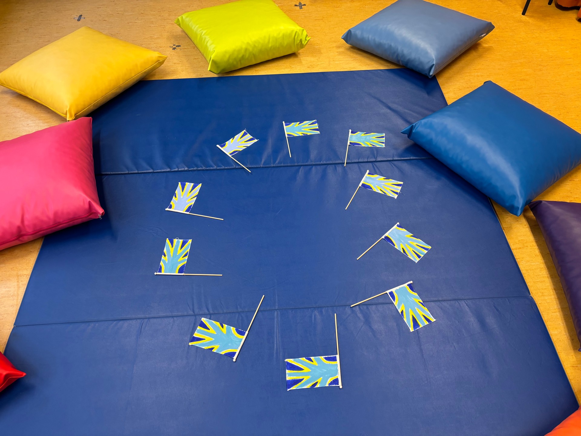 Mehrere kleine Flaggen mit Stiel liegen im Kreis.