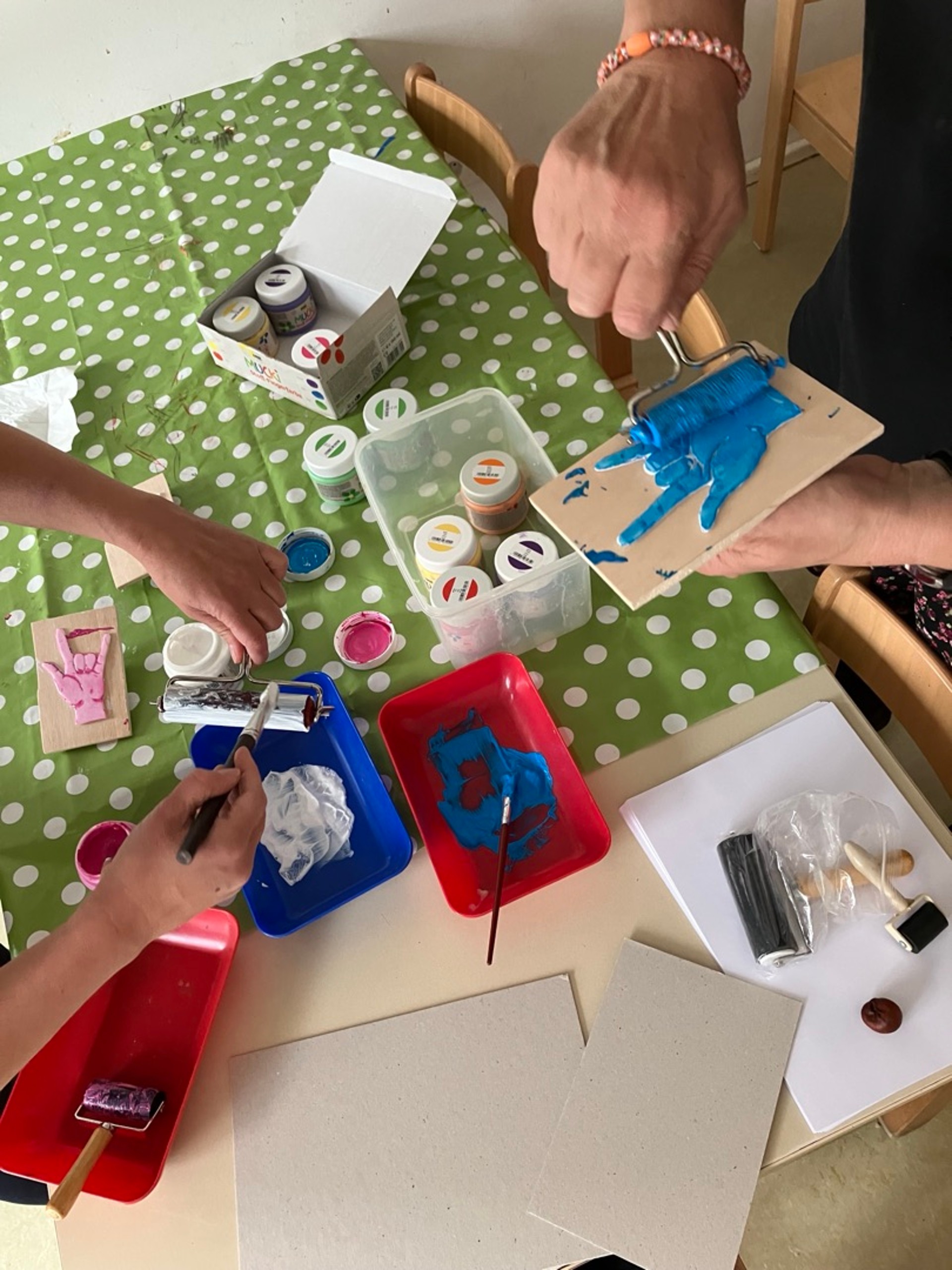 Der ILY-Stempel wird mit Farbe bestrichen.