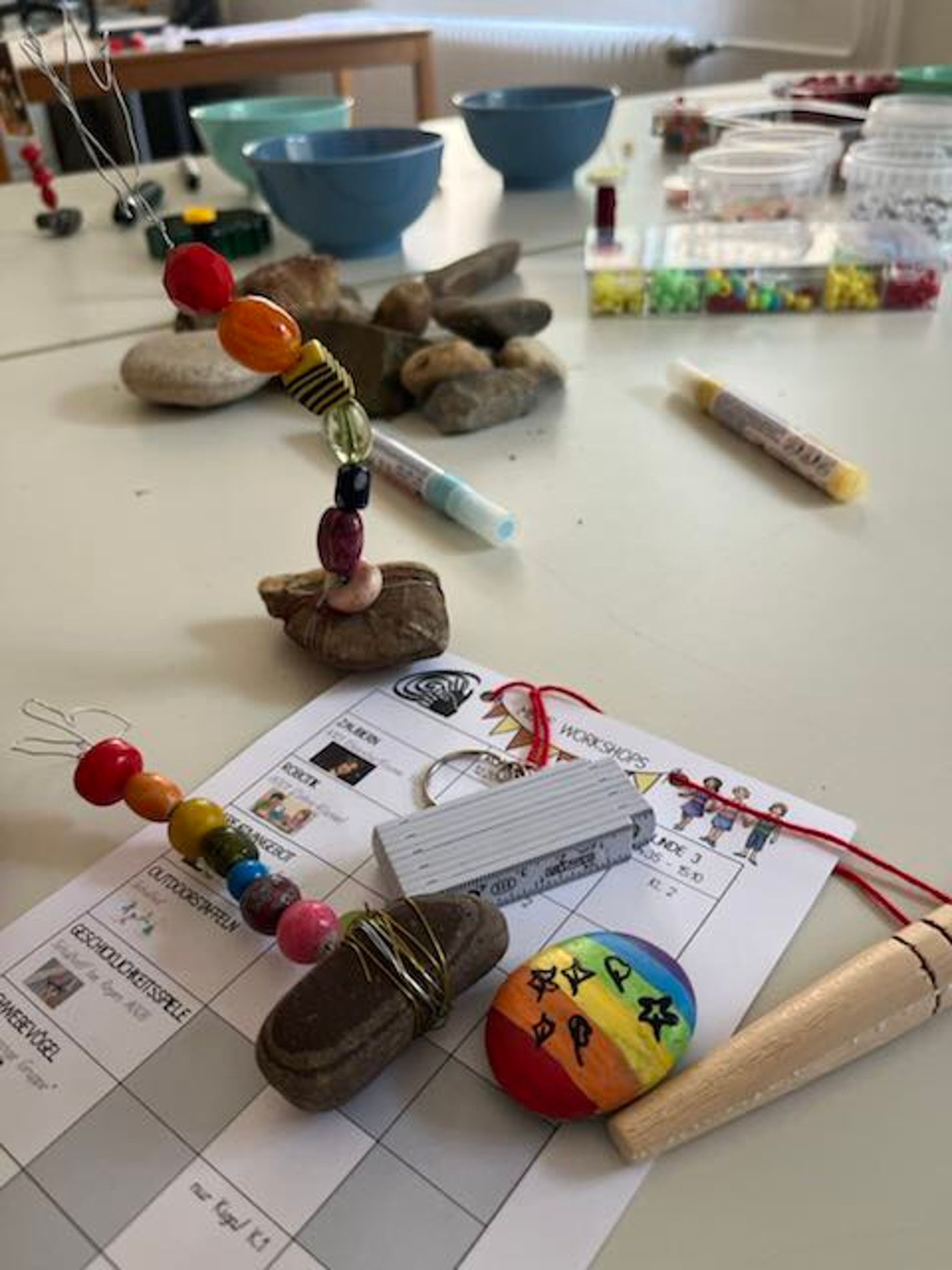 Kleine Kunstwerke aus Steinen und Perlen.