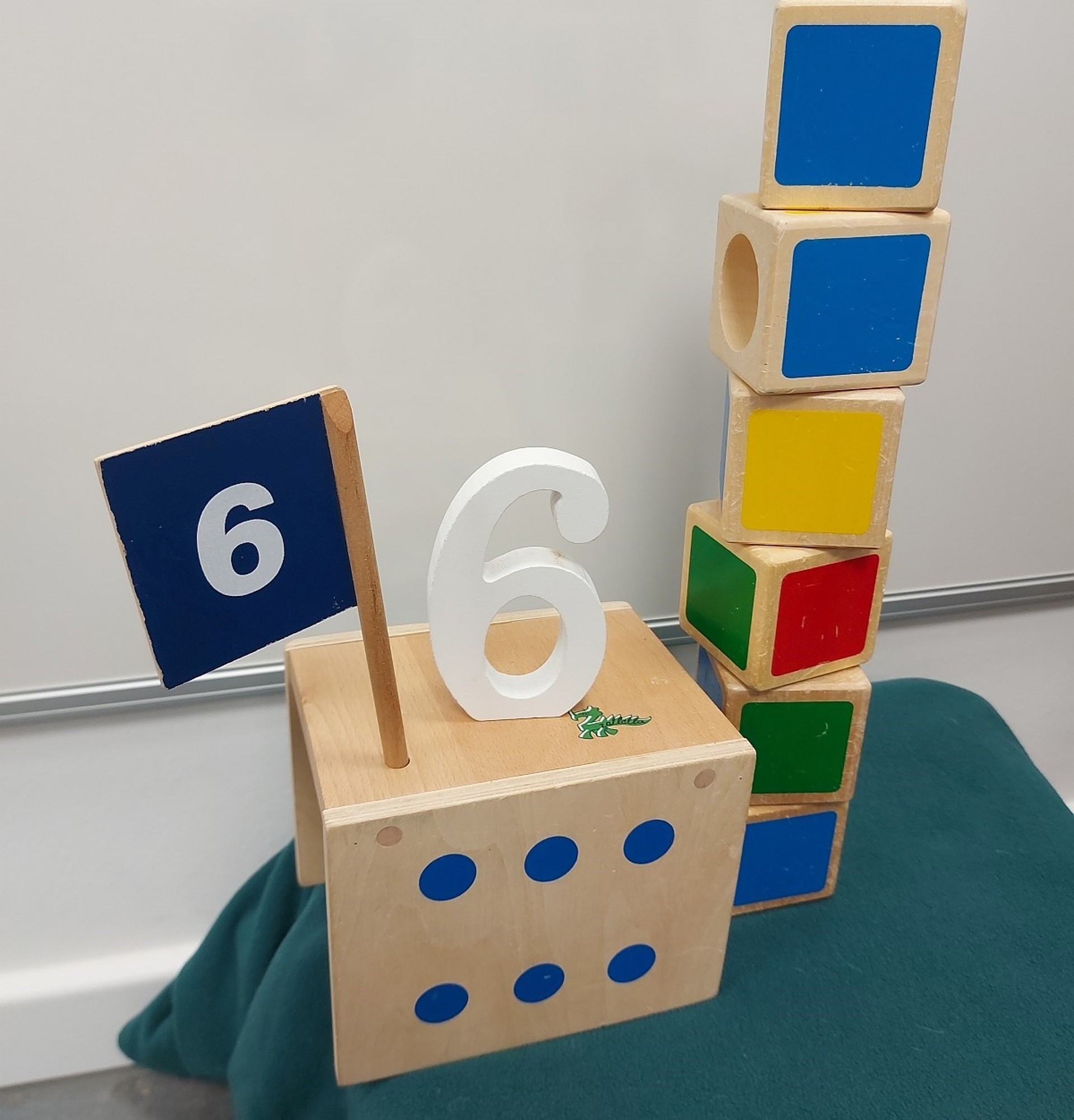Verschiedene Materialien aus Holz zur Zahl sechs