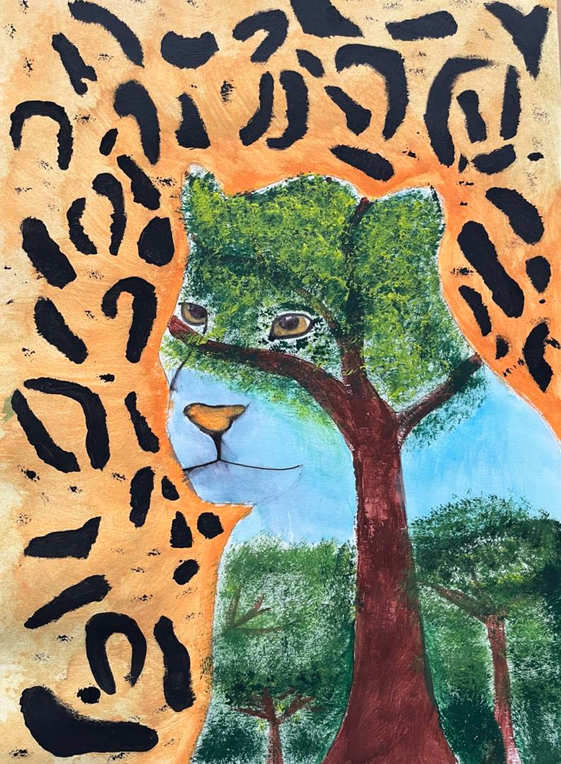 Gemälde eines Baumes, der von einem Leopardenmuster umgeben ist