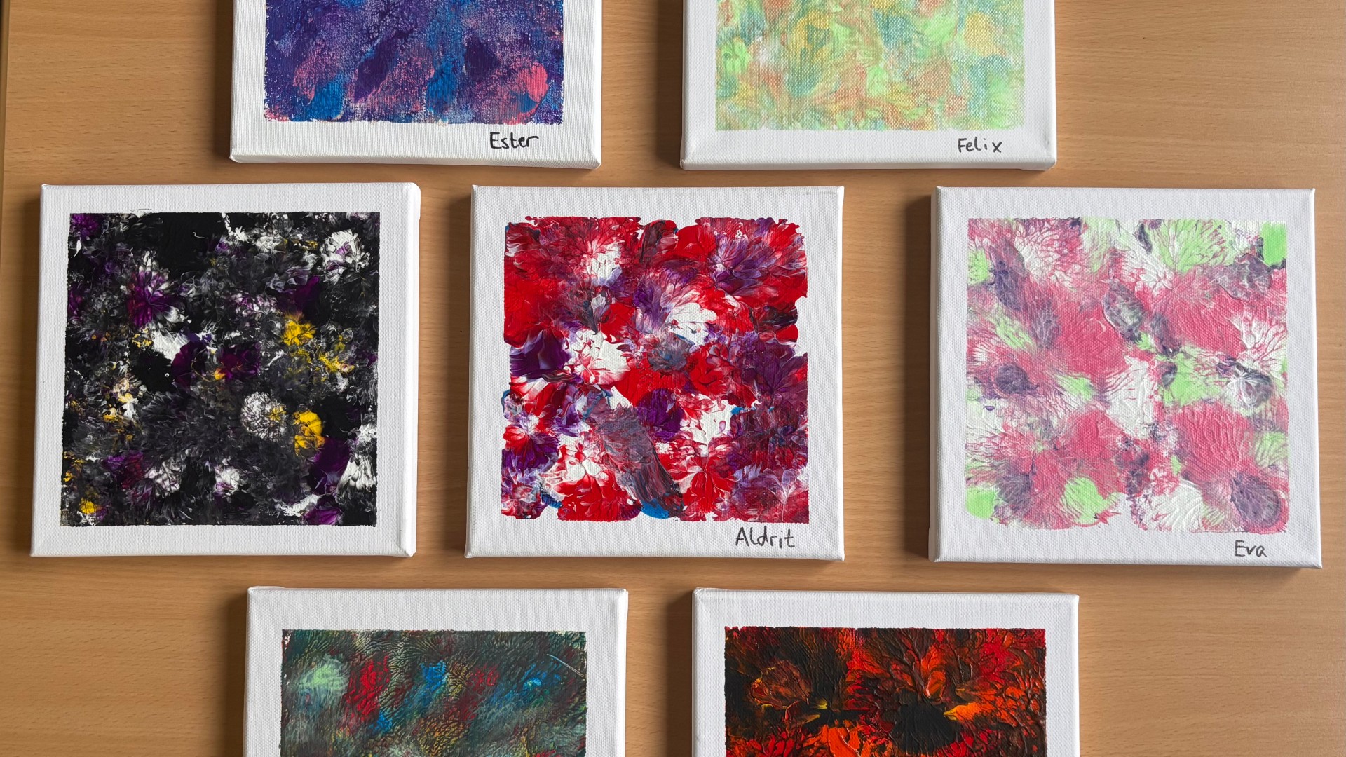 Foto mehrerer quadratischer Leinwände, die mit bunten Farben bedruckt sind.