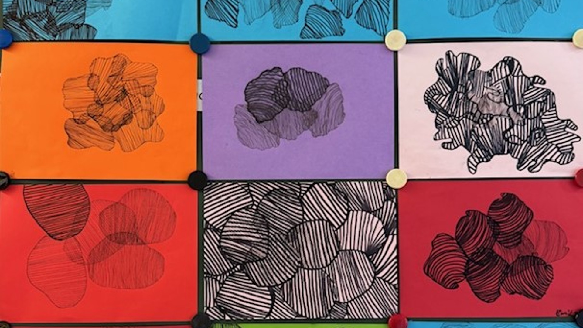 Perspektivische Zeichnung einer Straße, die auf die untergehende Sonne zuläuft. Links ist das Meer mit einem Segelboot, rechts stehen Häuser.