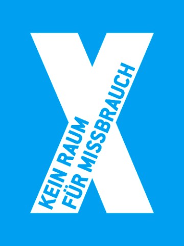  Ein weißes X auf blauem Grund mit dem Text: Kein Raum für Missbrauch