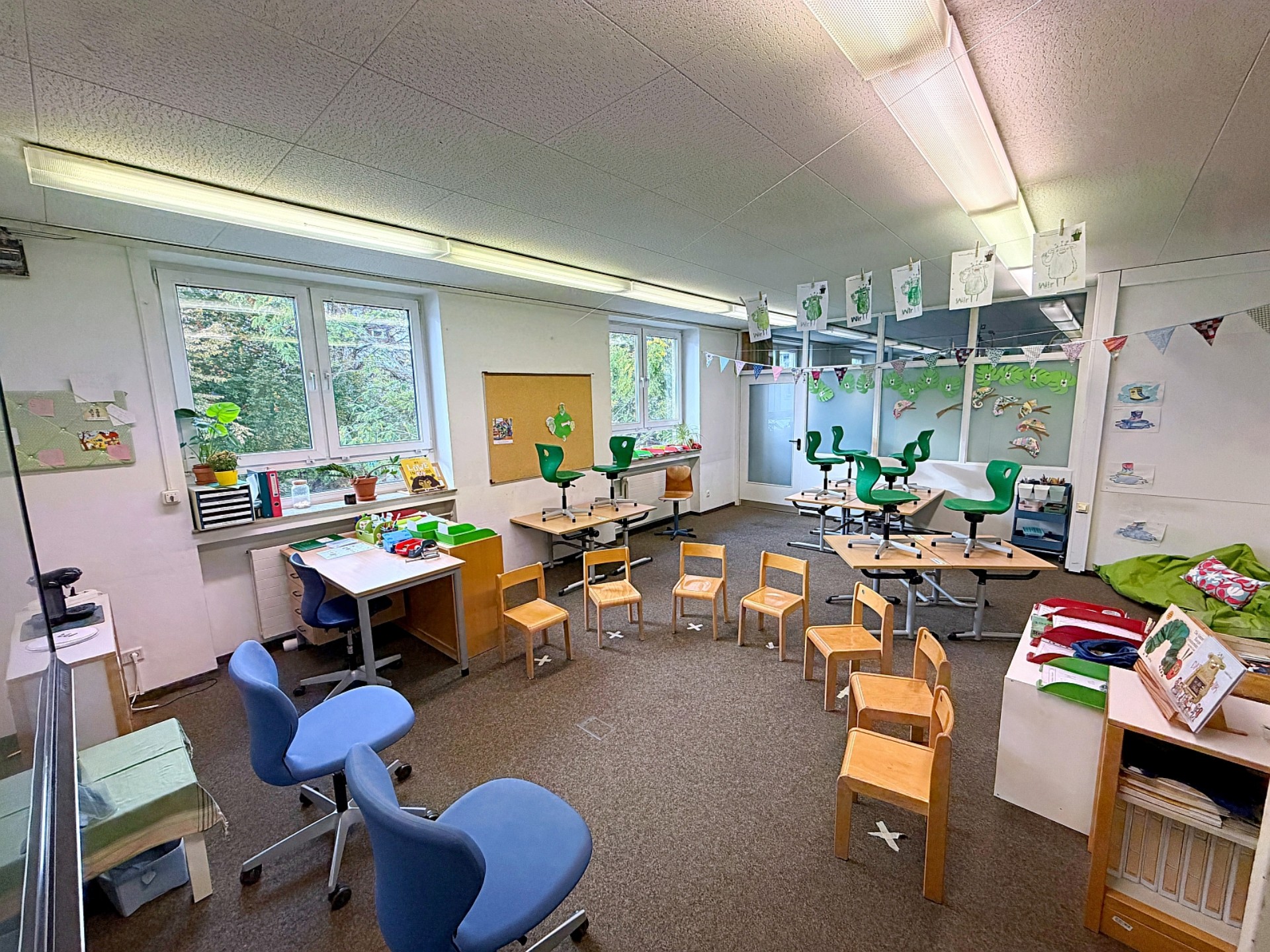 In einem Klassenzimmer der Grundschule sind Stühle im Halbkreis aufgestellt.