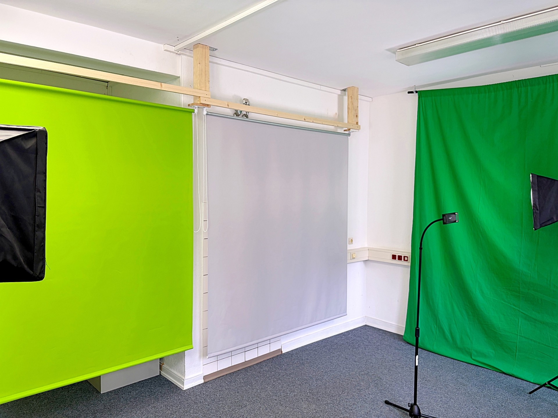 Ein großer Raum mit Leinwänden an den Wänden einmal für weißen Hintergrund, zweimal als Green-Screen-Hintergrund nutzbar