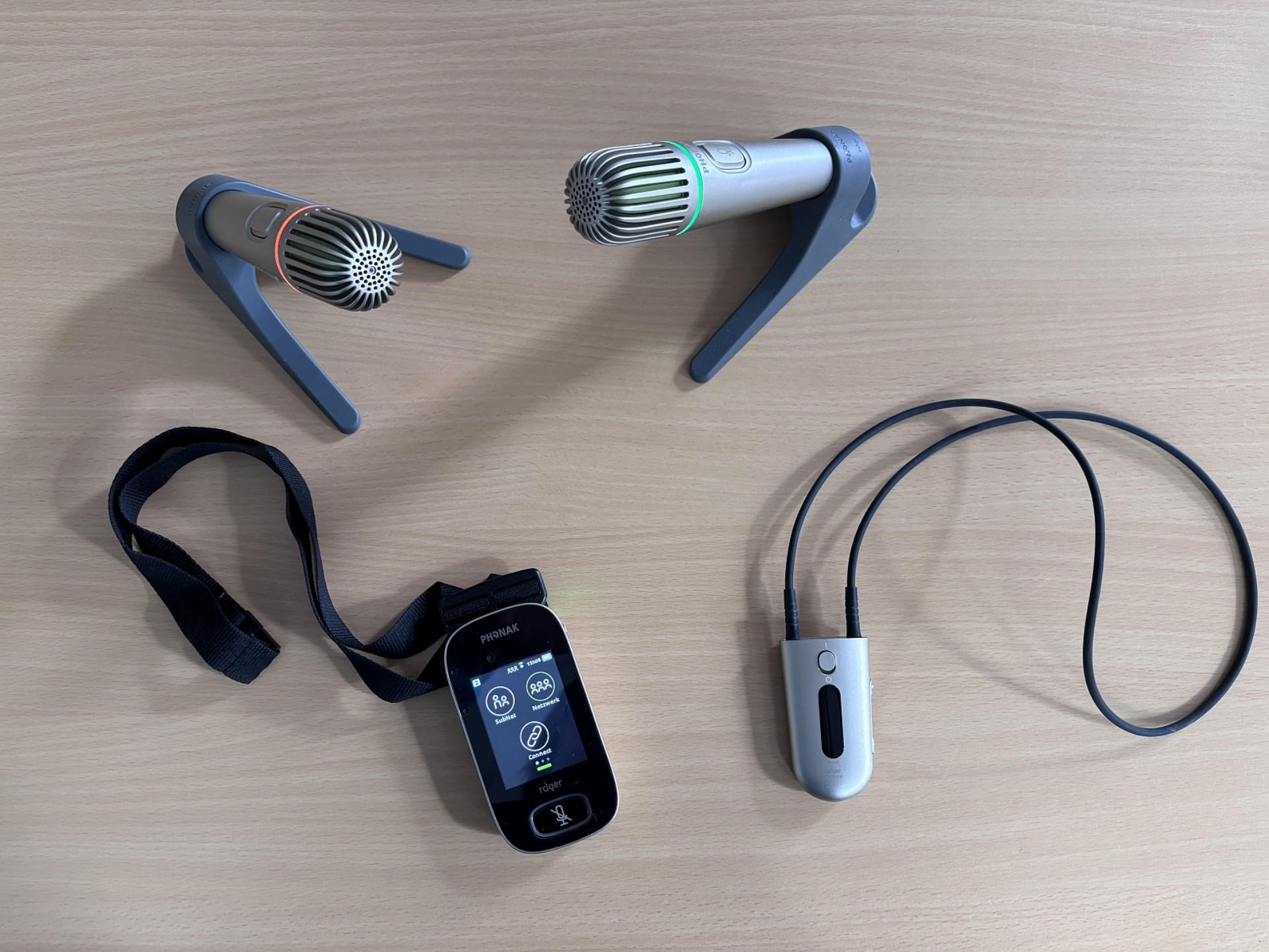 Auf einem Tisch stehen Mikrofone und Funksender.