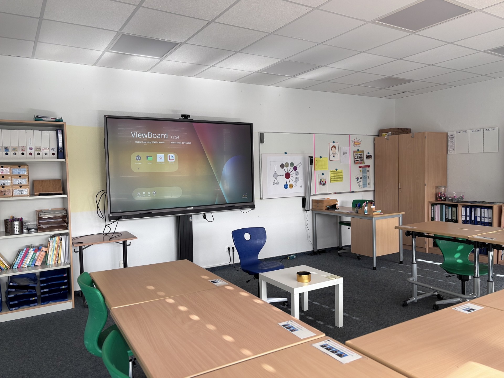 Ein Klassenraum der Sekundarstufe I inklusive digitaler Tafel.