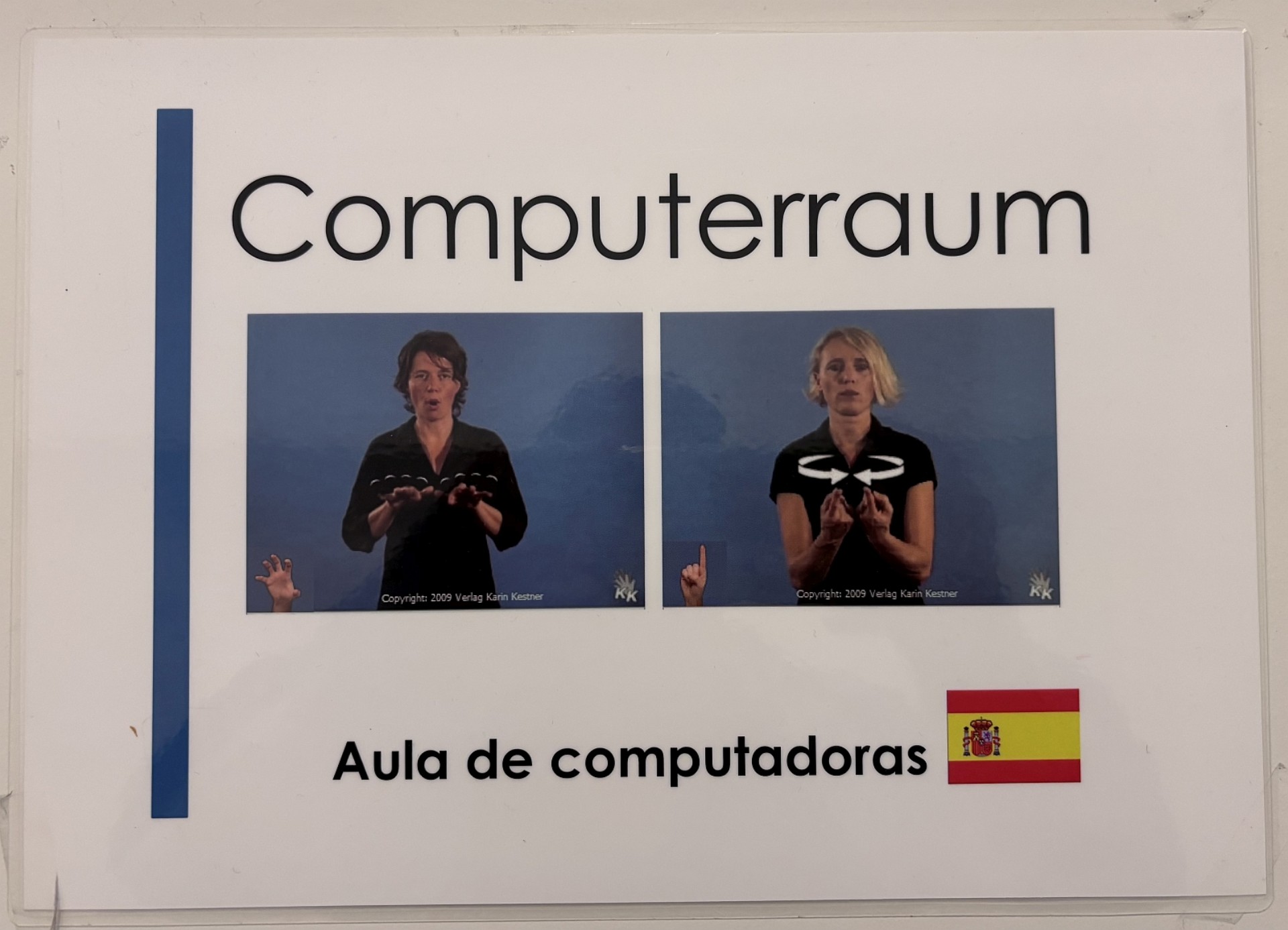 Schild "Computerraum": In deutscher Schrift, als Gebärdenfotos und in spanischer Schrift inklusive Landesflagge.