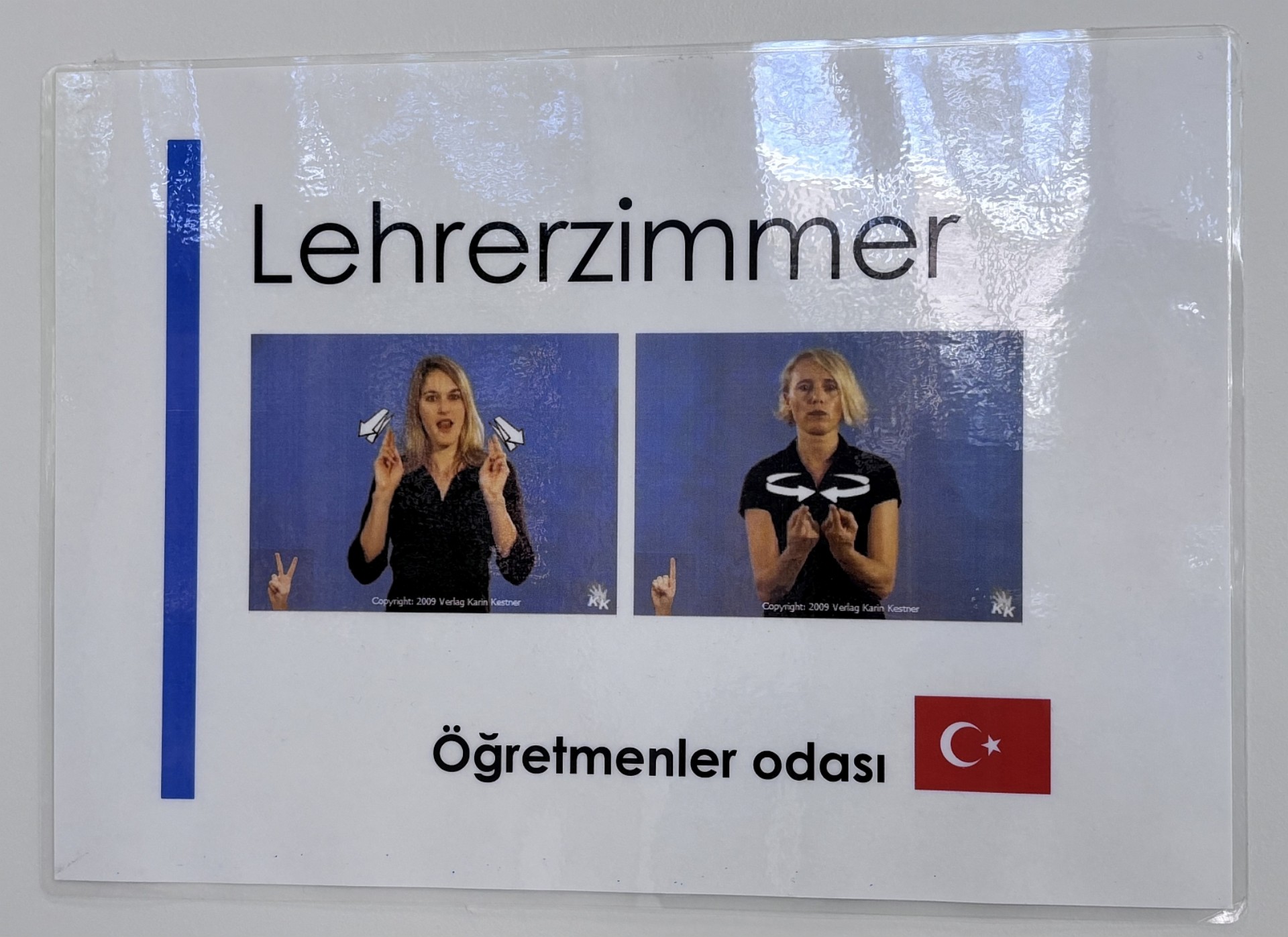 Schild "Lehrerzimmer": In deutscher Schrift, als Gebärdenfotos und in türkischer Übersetzung inklusive Landesflagge.