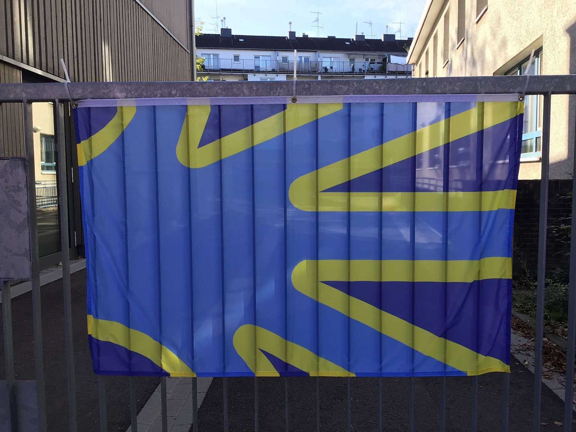 Am Schultor hängt die Gehörlosen-Flagge.