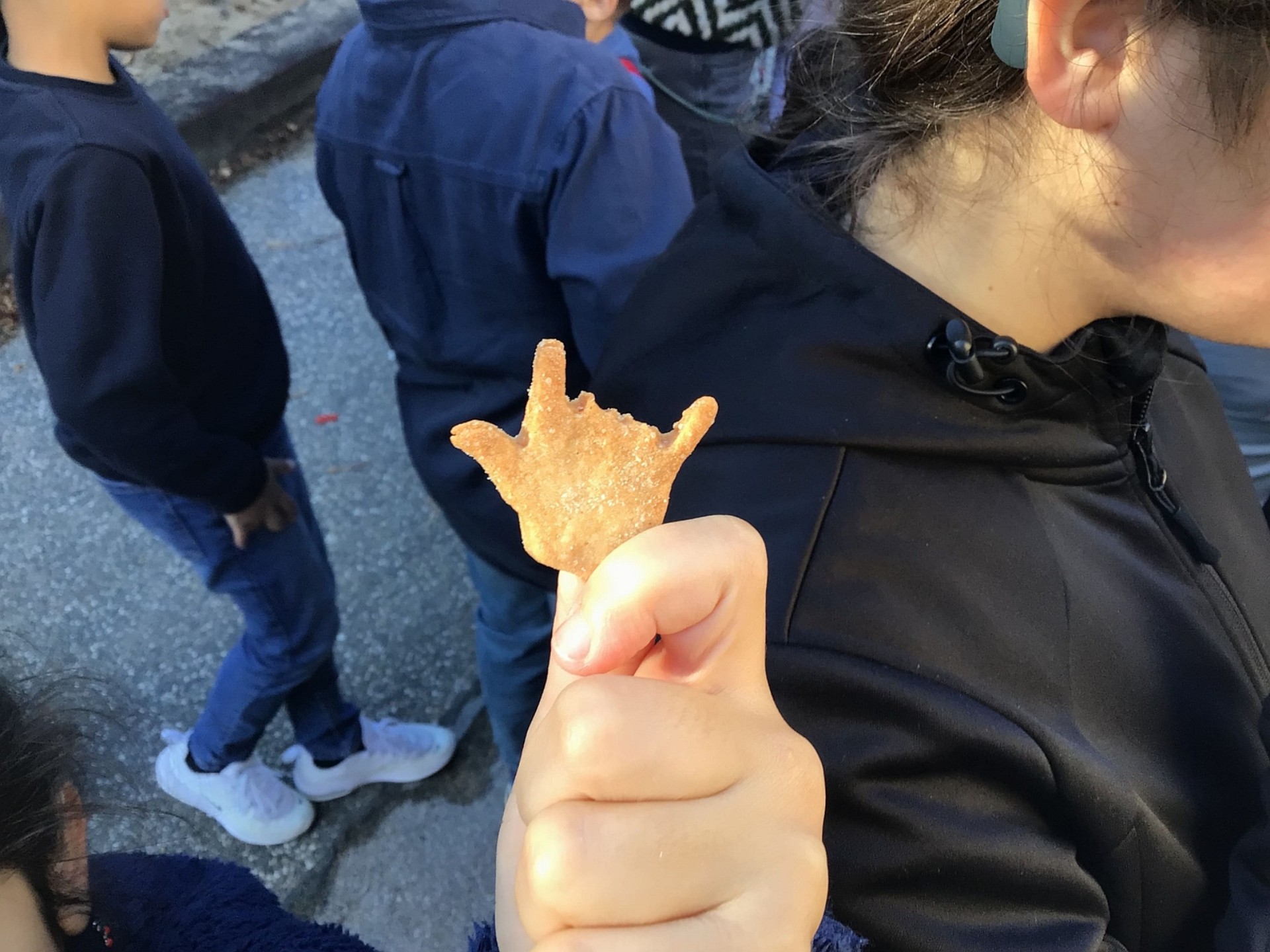 Ein angebissener Keks in Form einer ILY-Hand.